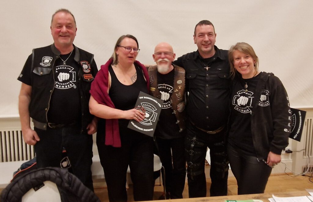 Chrissi und Damir bei der Ernennung zu Ehrenmitgliedern.
(v.l.n.r. Jojo, Chrissi, Klaus, Damir, Peanut)